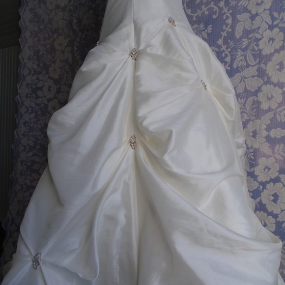 Maggie Sottero Couture Capriu J926 sleeveless wedding dress - Picture 9 of 14